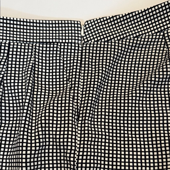 New Express Monochrome Grid Pattern Shorts - Picture 9 of 9